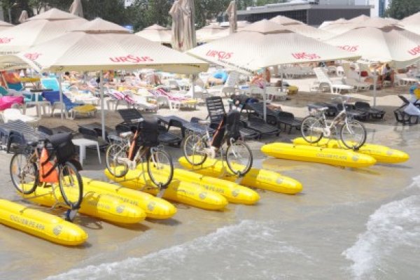 Noua senzaţie din Mamaia: ciclismul pe apă, 30 de lei pe jumătate de oră